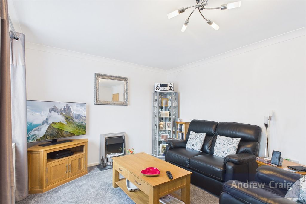 Property photo 2 of 10 Lounge