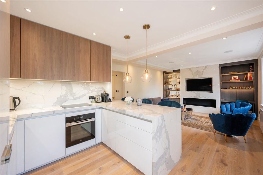 Property photo 3 of 16 Flat 9, 45 Hans Place Hi-12.Jpg