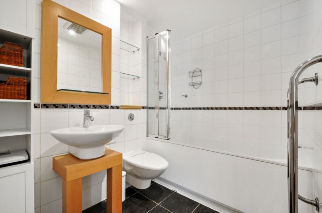 Property photo 3 of 7 Bathroom