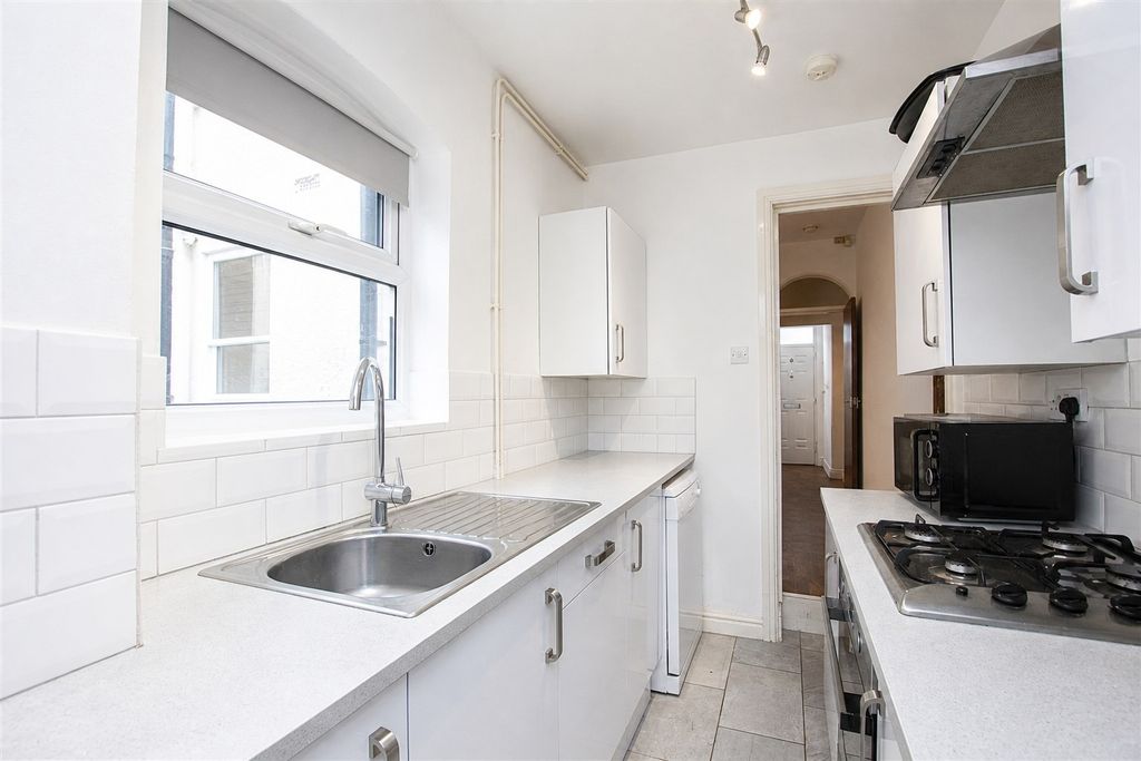 Property photo 3 of 11 Kitchen