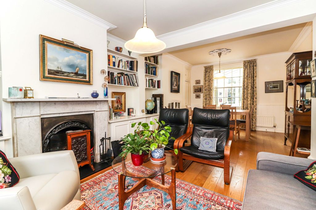 Property photo 2 of 33 Sitting Room