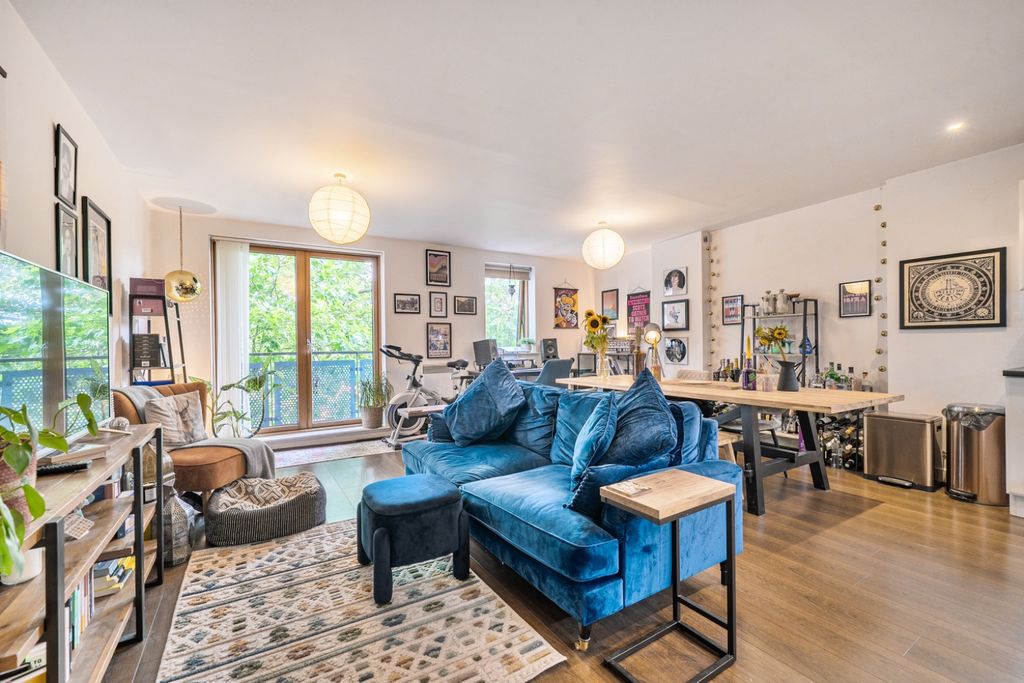 Property photo 2 of 11 5305982