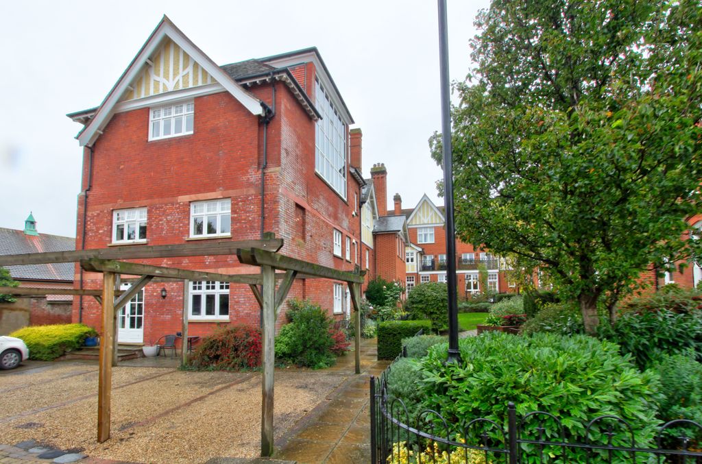 Property photo 1 of 13 Flat