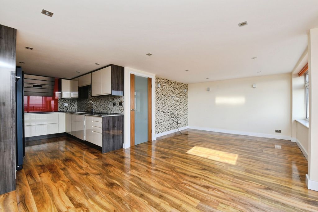 Property photo 3 of 18 Living/Kitchen