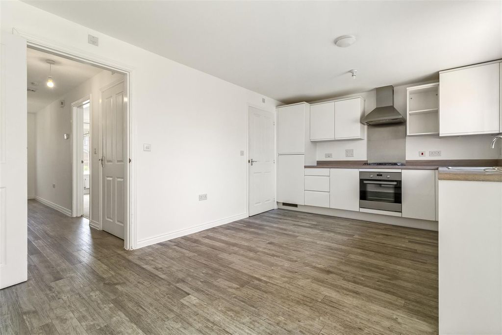 Property photo 3 of 21 8 Kilham Way-006.Jpg