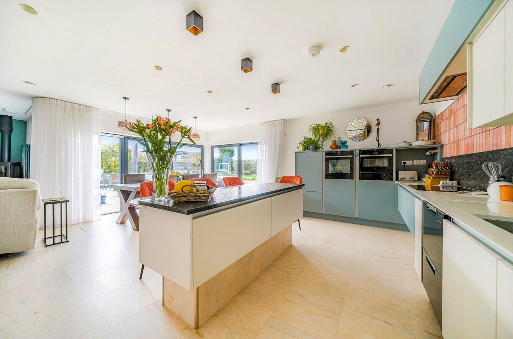 Property photo 2 of 14 Kitchen