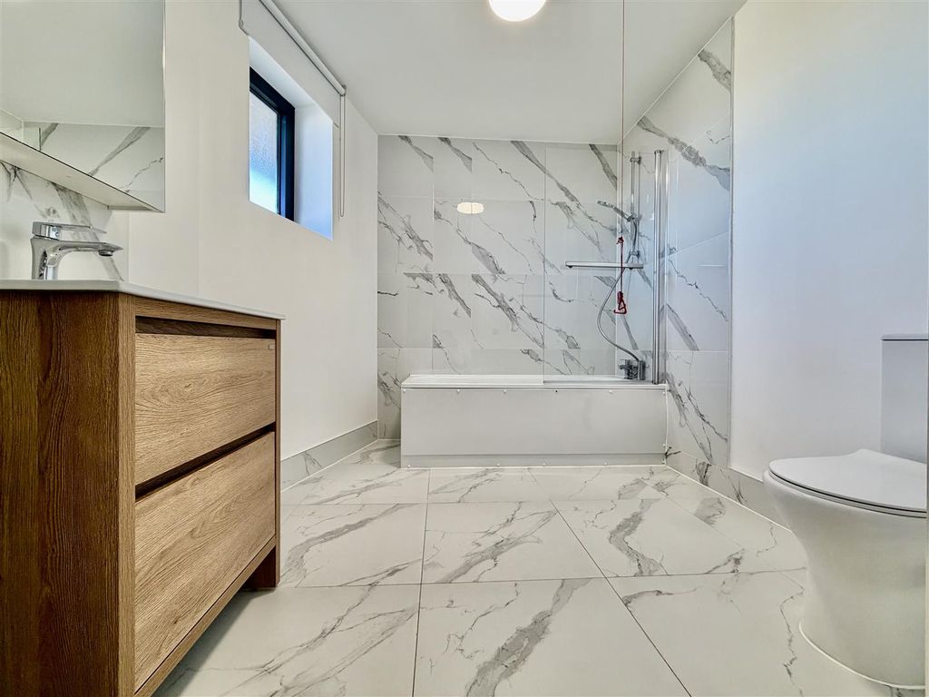 Property photo 3 of 6 Bathroom/ WC