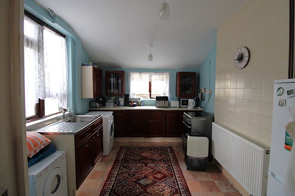 Property photo 3 of 11 Kitchen