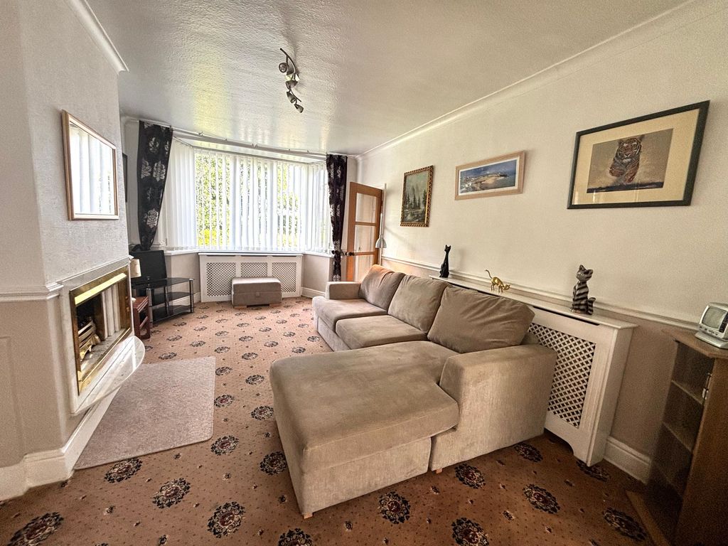 Property photo 2 of 18 Lounge
