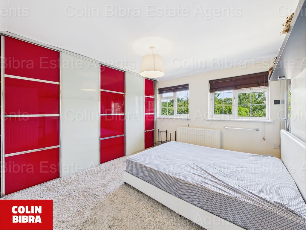 Property photo 3 of 13 Cam04175G0-Pr0042-Still011