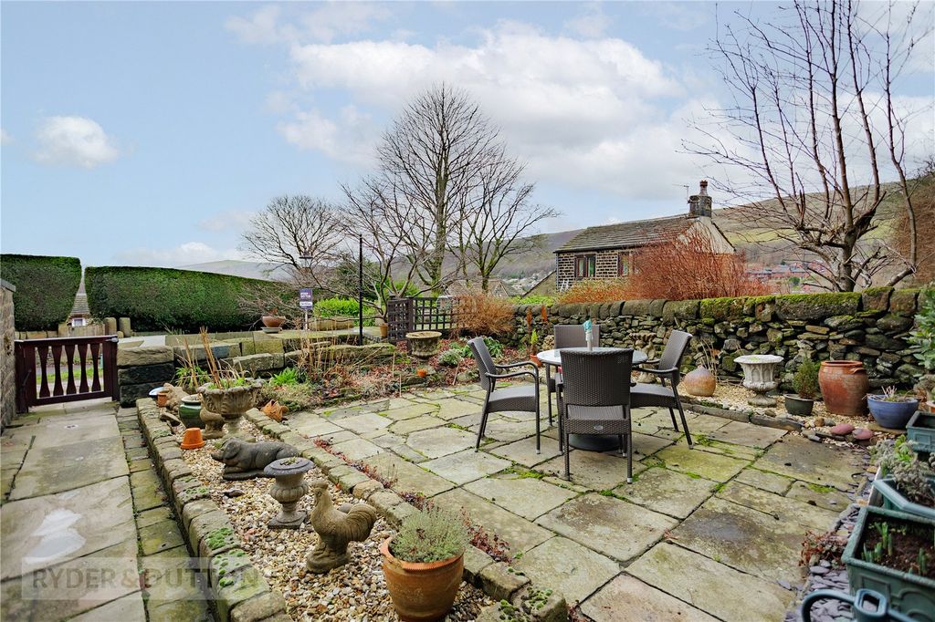 Property photo 2 of 22 Front Garden