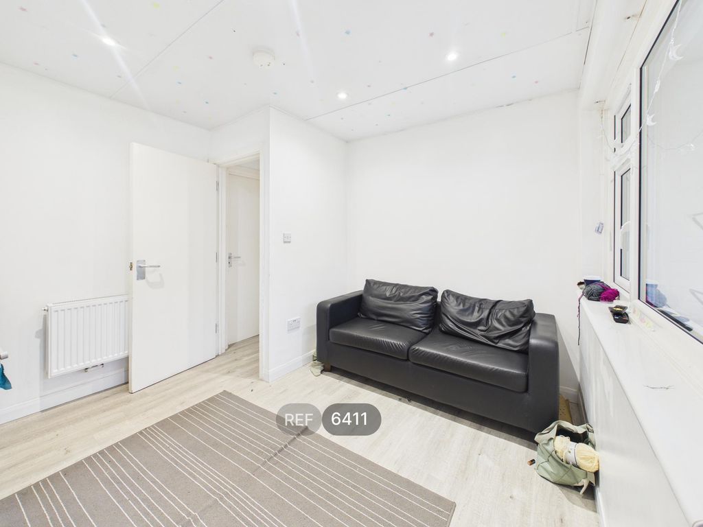 Property photo 3 of 19 Living Room