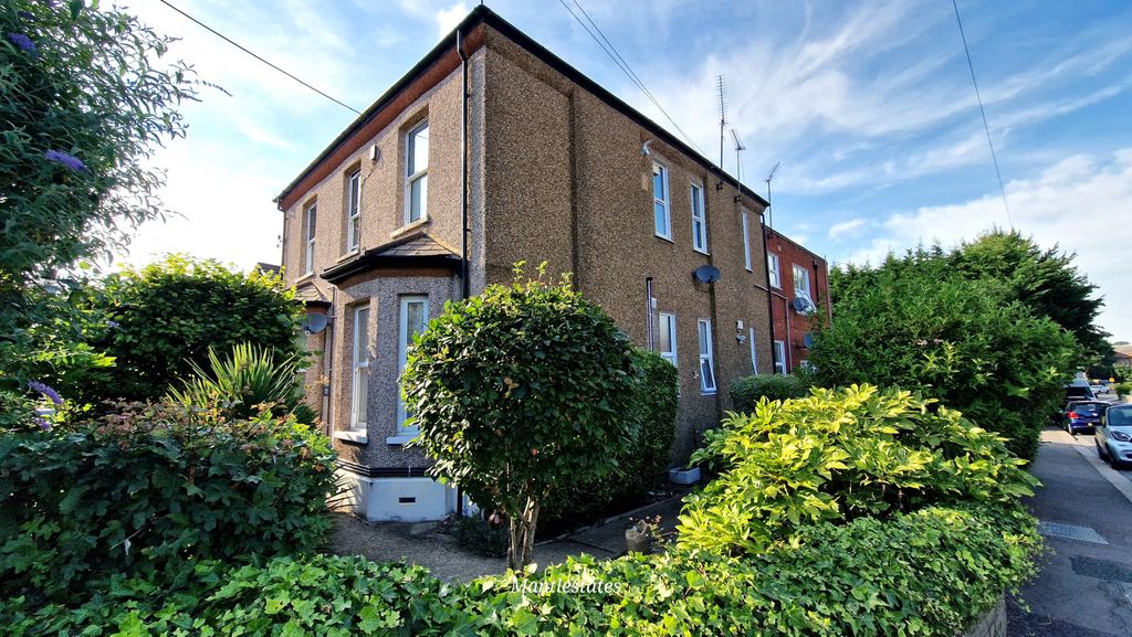 Property photo 1 of 13 1 Bed Flat For Sale Victoria Road, New Barnet En4
