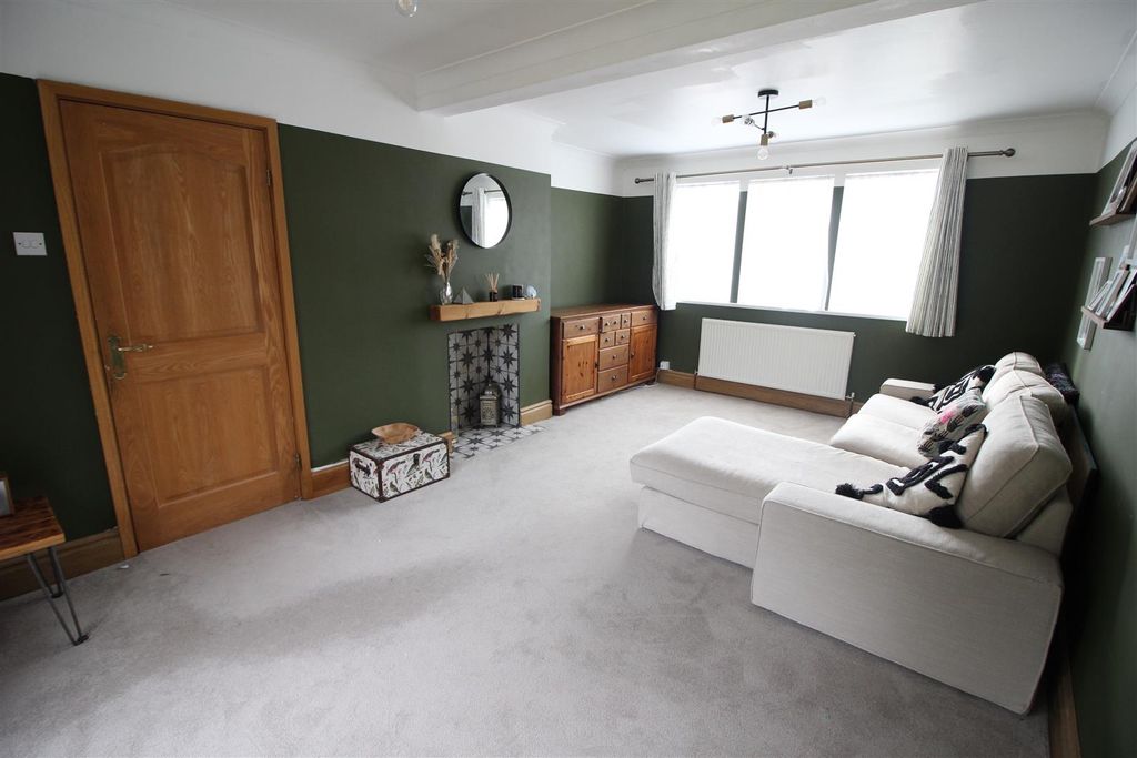 Property photo 3 of 13 Lounge