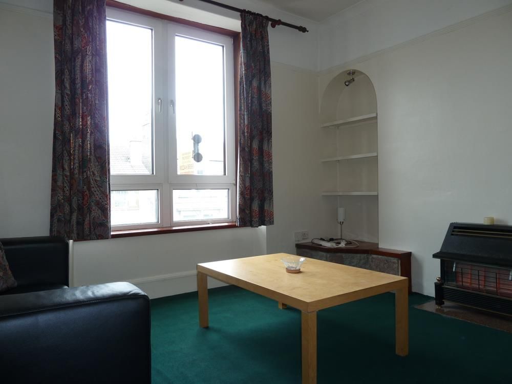 Property photo 2 of 4 57 Bedford Place, 1st Right − Lounge