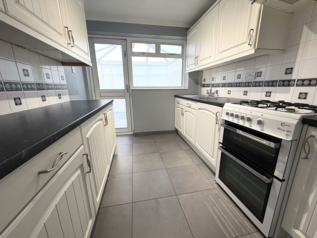 Property photo 3 of 12 Kitchen