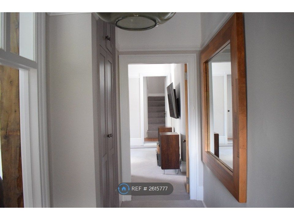 Property photo 3 of 25 Hallway (2)