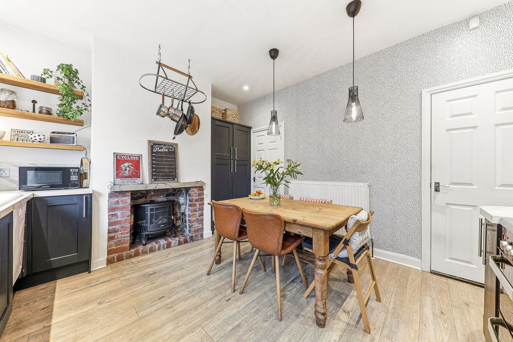 Property photo 3 of 27