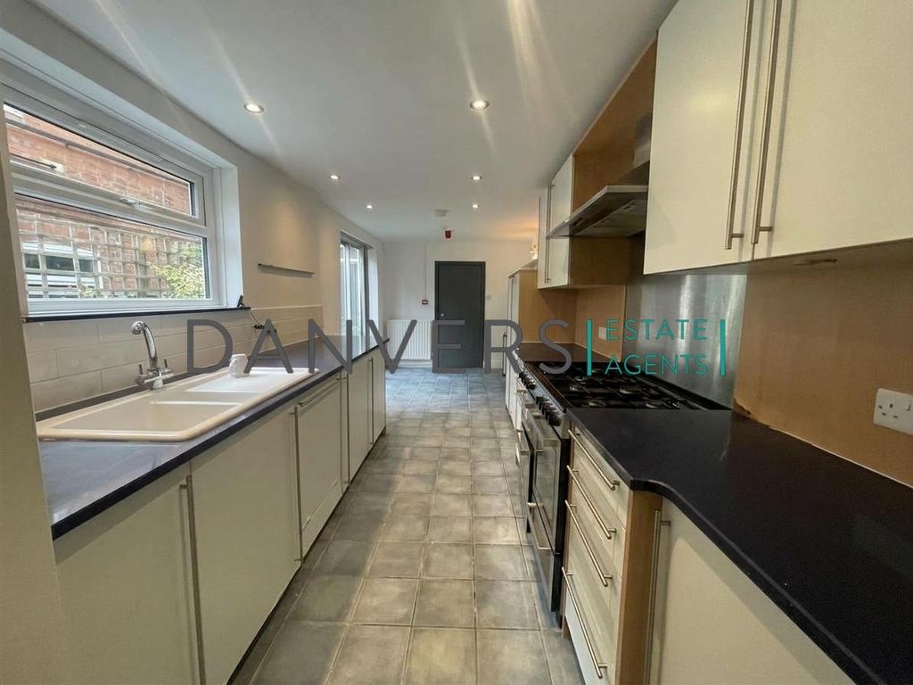 Property photo 1 of 9 Kitchen.Jpg