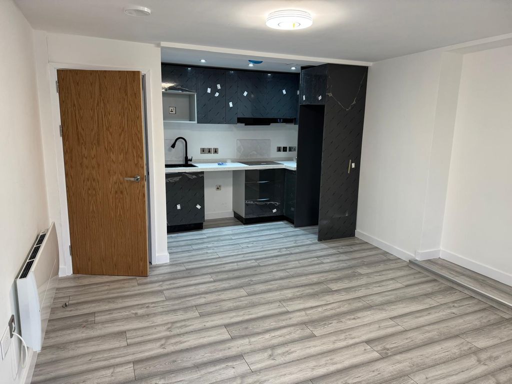 Property photo 1 of 7 Kitchen/ Living