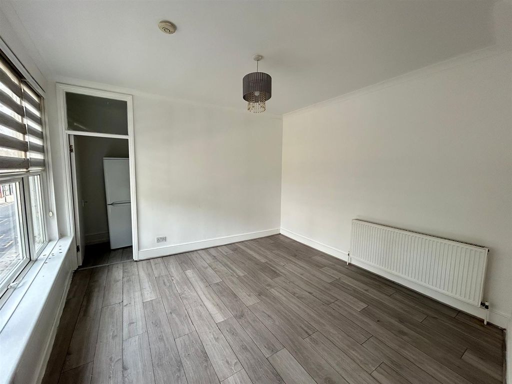 Property photo 2 of 8 143A Green Lanes (6).Jpeg
