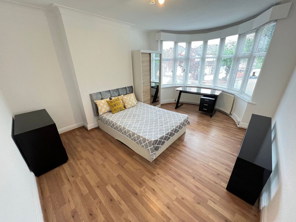 Property photo 2 of 21 Bright And Spacious Master Bedroom Featuring A Lar...