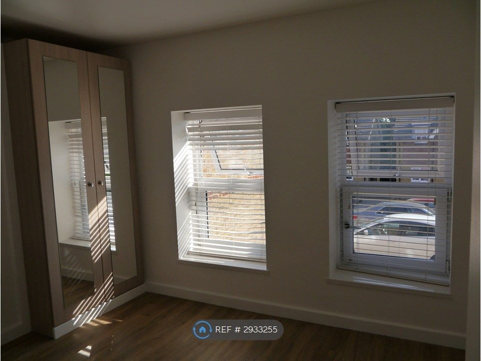 Property photo 2 of 6 Bedroom