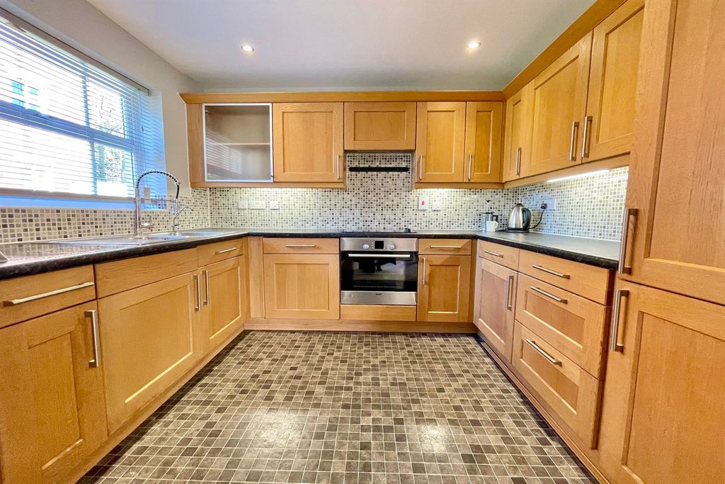 Property photo 3 of 7 Kitchen+