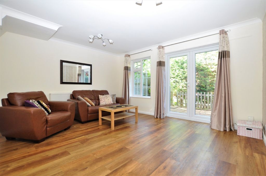 Property photo 3 of 8 Photo 03