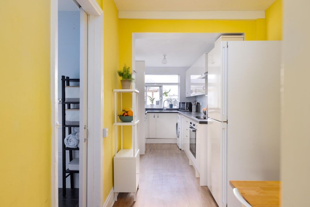 Property photo 3 of 17 5 Headley Walk-11.Jpg