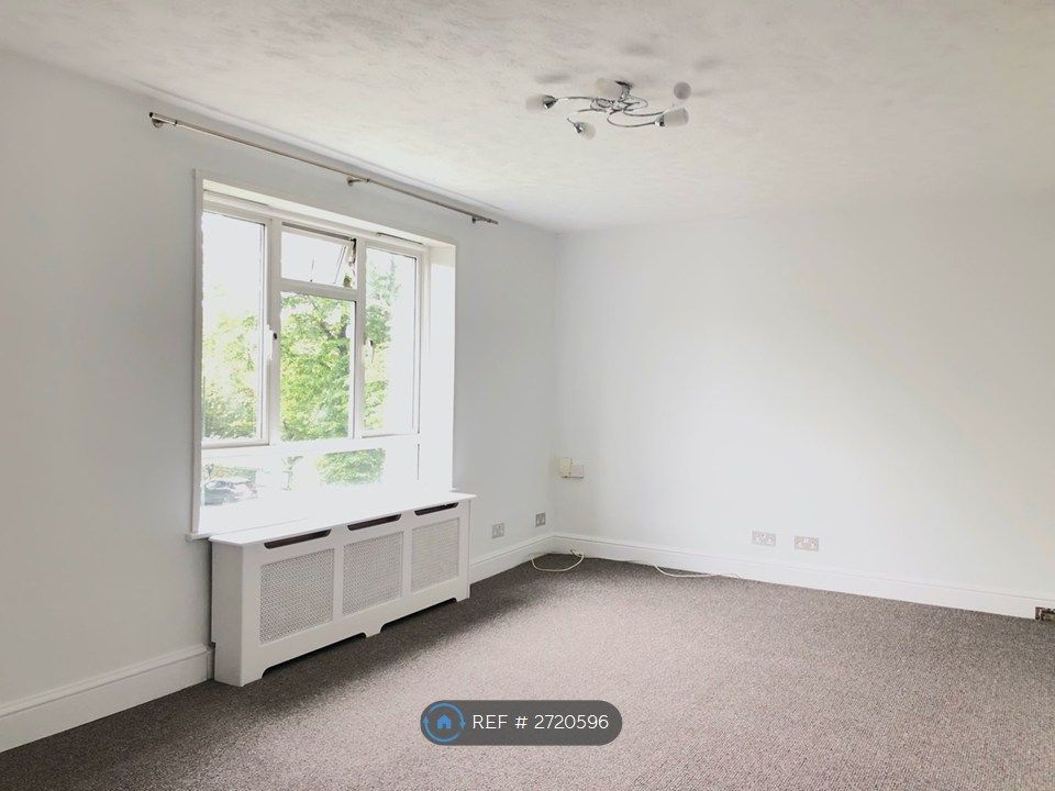 Property photo 2 of 6 Spacious Lounge