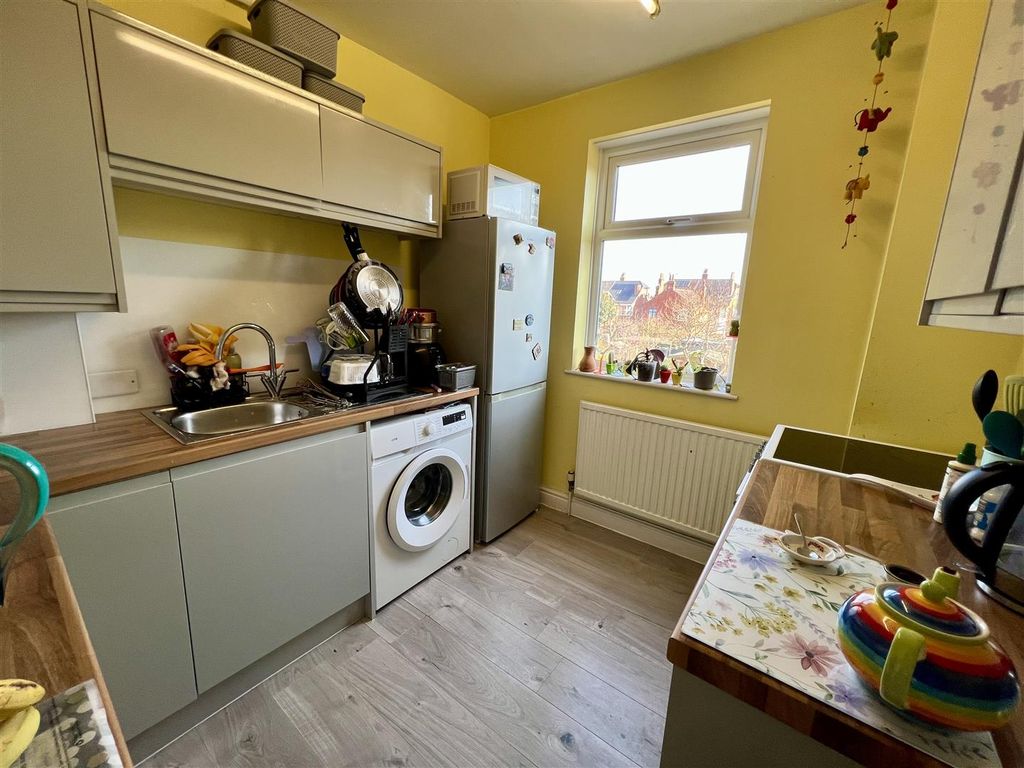 Property photo 3 of 12 Flat 2