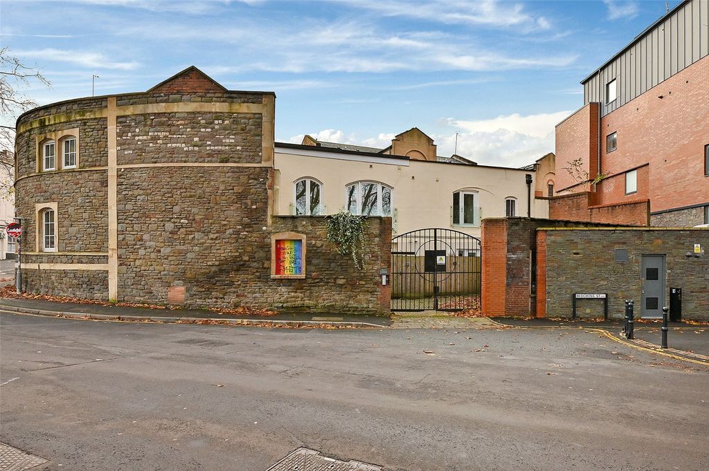 Property photo 1 of 8 External