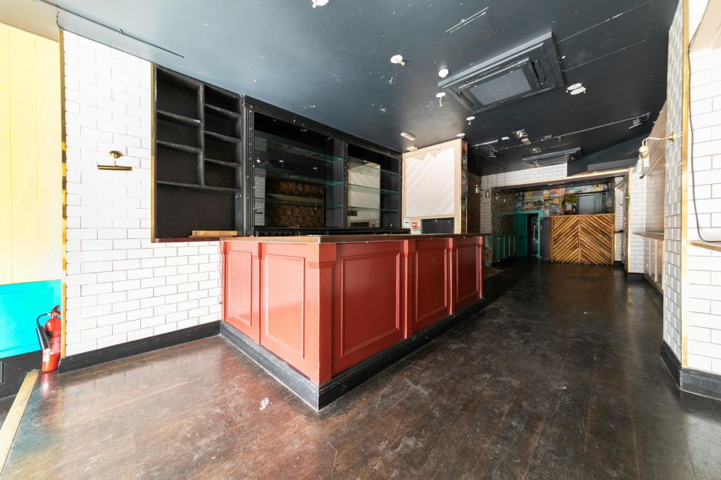 Property photo 2 of 24 43 Essex Road -6.Jpg