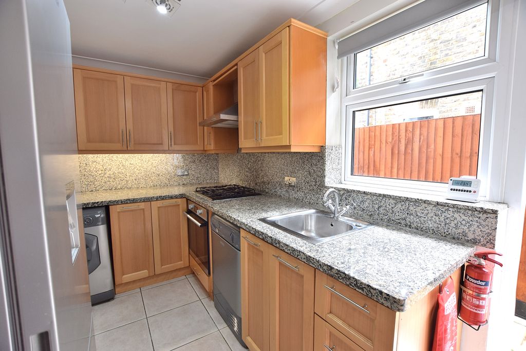 Property photo 3 of 7 Kitchen