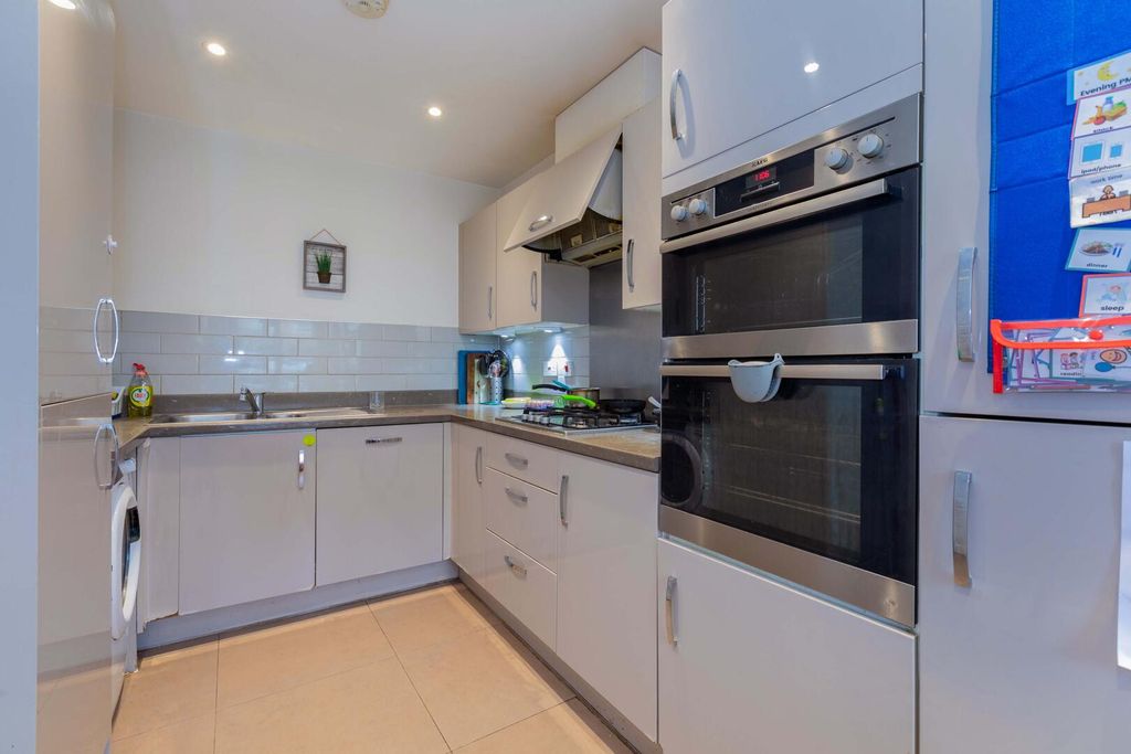 Property photo 2 of 18 Kitchen