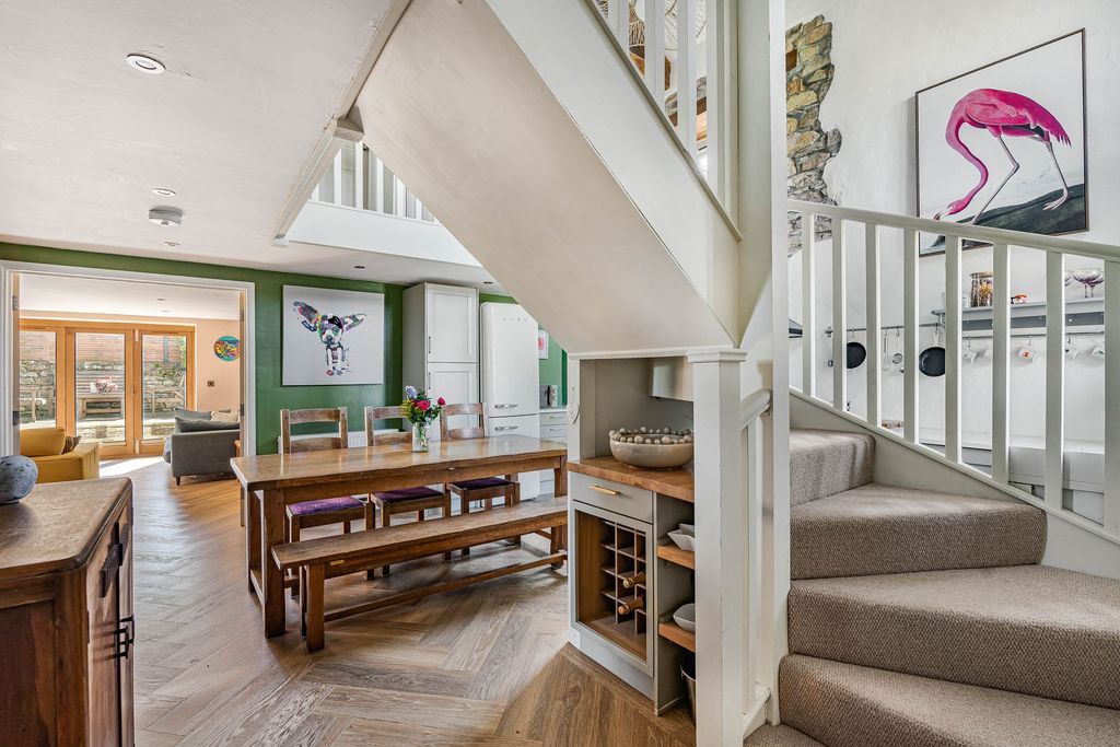 Property photo 2 of 37