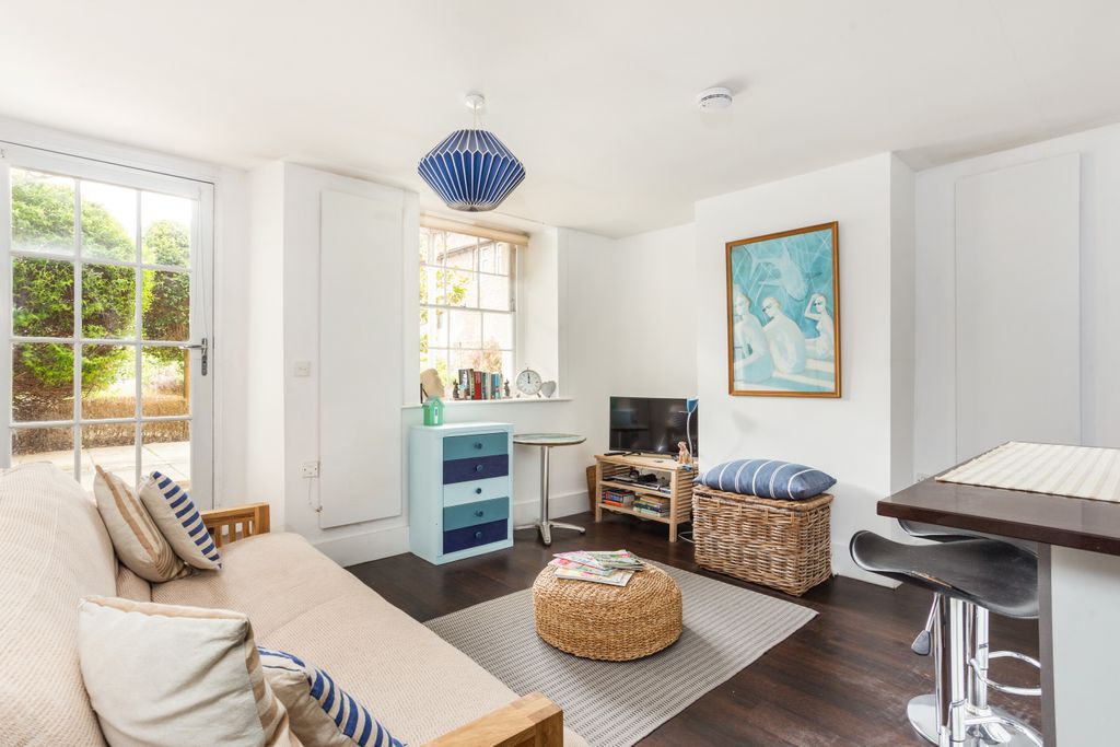 Property photo 1 of 7 68232_Hampton Court