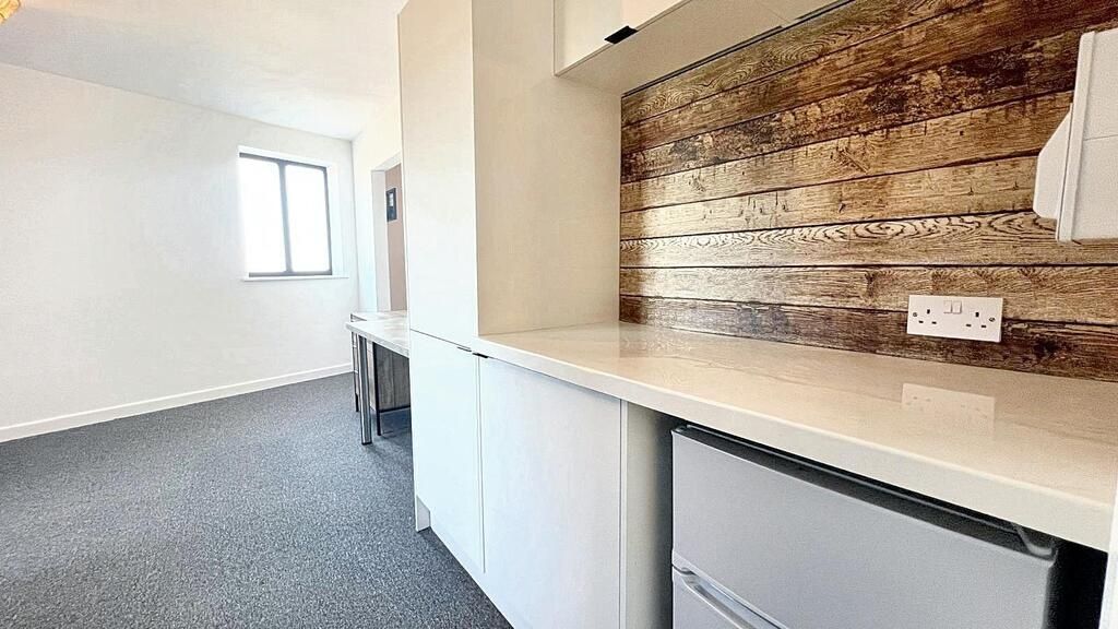 Property photo 3 of 7 Bright, Modern Kitchenette With A Long Work Surfac...