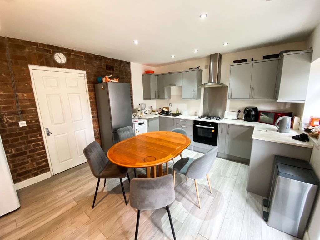 Property photo 3 of 5 Kitchen