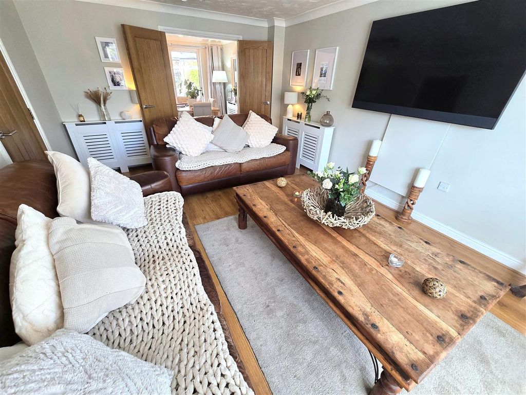 Property photo 2 of 22 Lounge