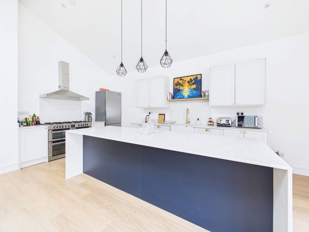 Property photo 3 of 32 Kitchen