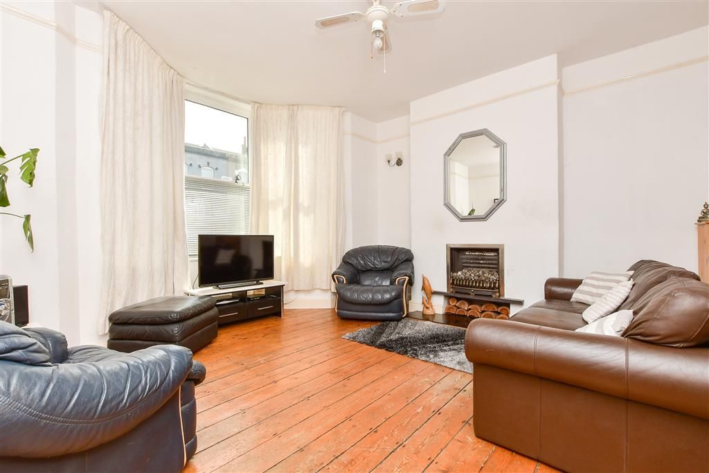 Property photo 2 of 16 Lounge