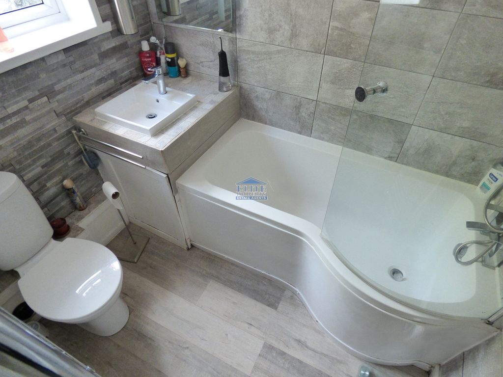 Property photo 3 of 19 Bathroom