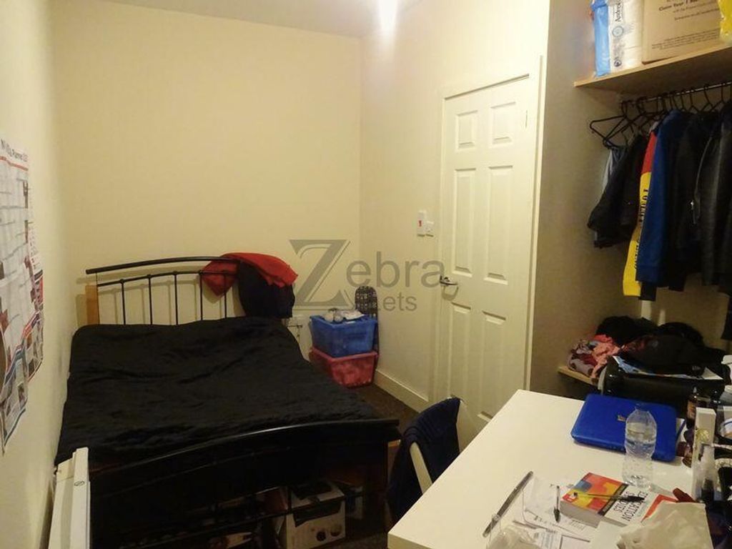 Property photo 3 of 4 A Cozy Double Bedroom Featuring A Comfortable Bed ...