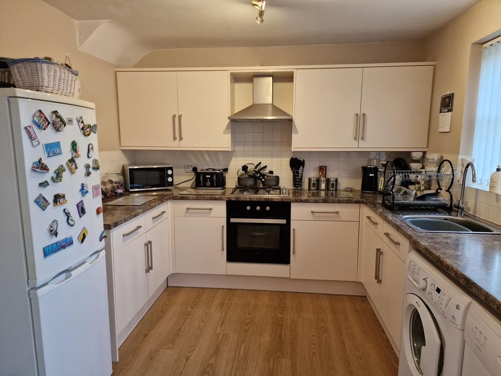 Property photo 3 of 10 Kitchen