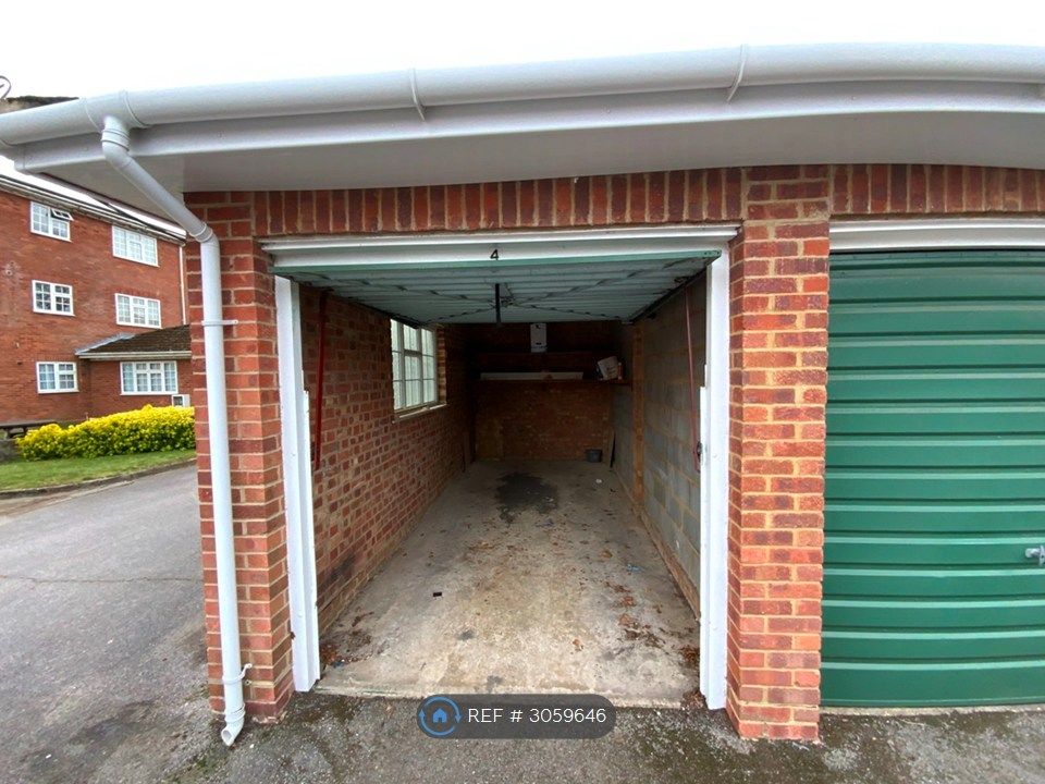 Property photo 2 of 11 Garage
