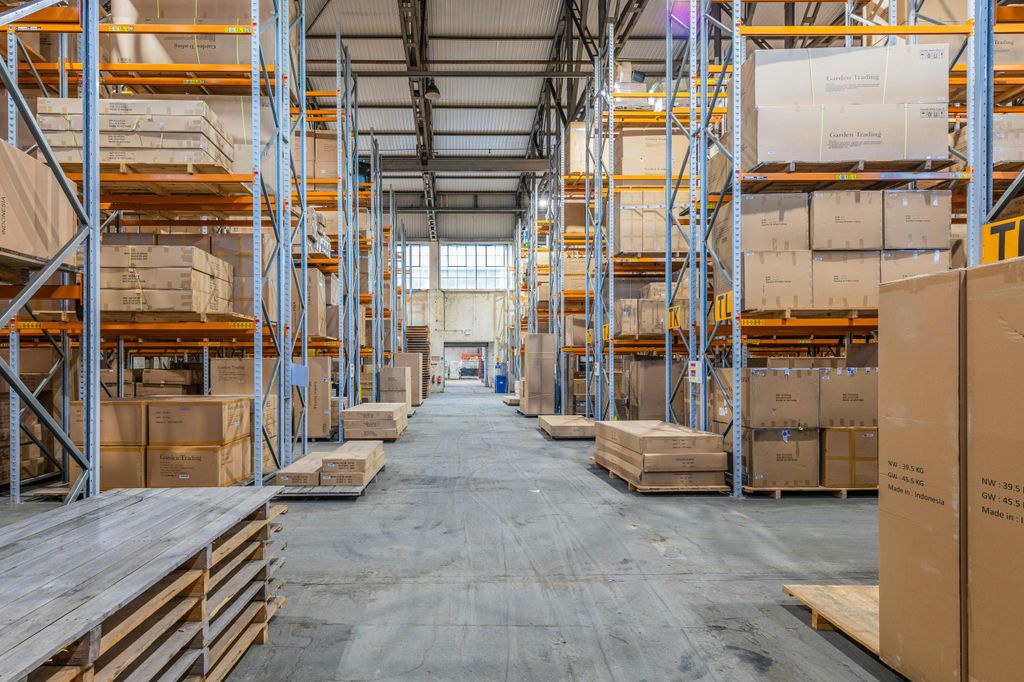 Property photo 3 of 11 Thornhill-Ind.-Est.,-Swindon-47.Jpg