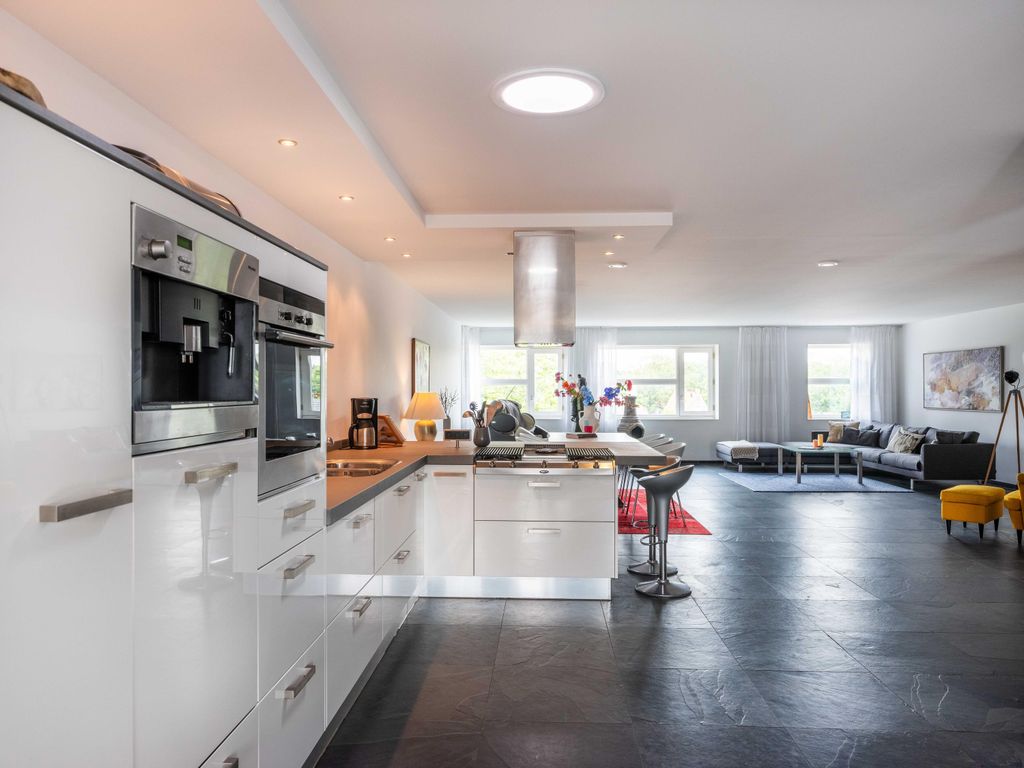 Property photo 3 of 34