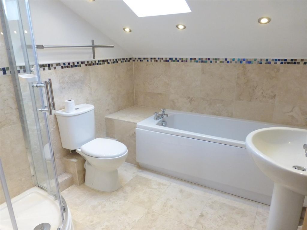 Property photo 3 of 11 Bathroom